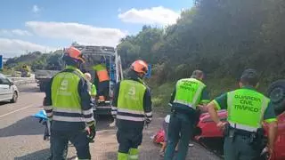 Herido un joven de 28 años al volcar con su coche en la AS-II en Llanera
