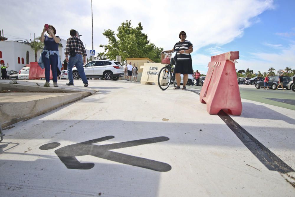 El nuevo recinto para el mercadillo de Torrevieja de los viernes se estrenó con una gran afluencia de usuarios, lo que provocó problemas de tráfico y falta de autobuses de transporte.