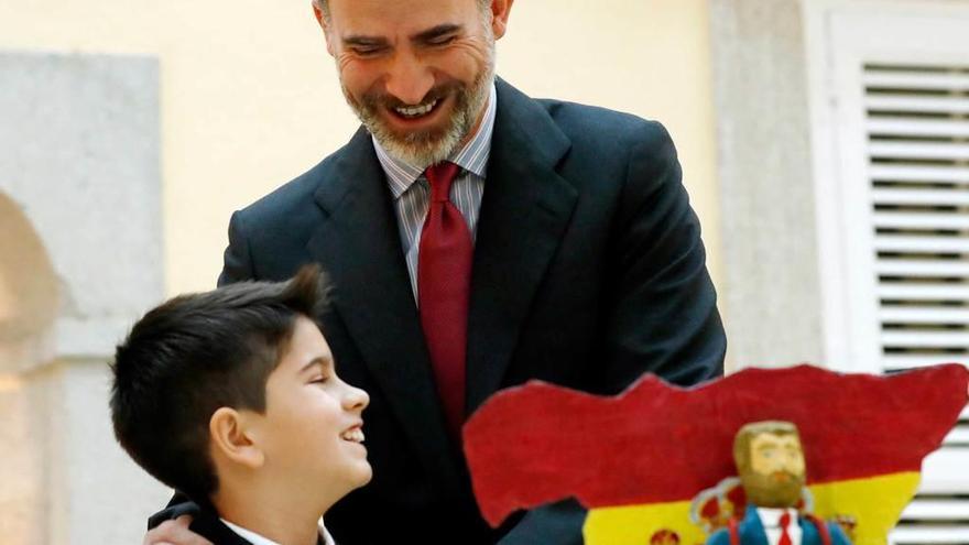 Izan Rilova y Felipe VI sonríen junto a la mochila.