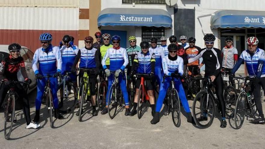 Ciclistas en la última salida de la Pc Porteña hasta el Desierto de las Palmas.