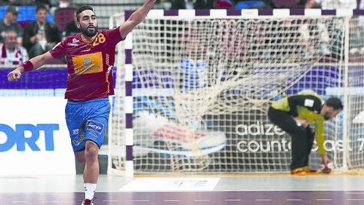 Valero Rivera Folch celebra un gol, ayer en el Duhail Handball Sports Hall de Doha.