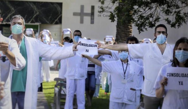 Los sanitarios se movilizan en los hospitales.