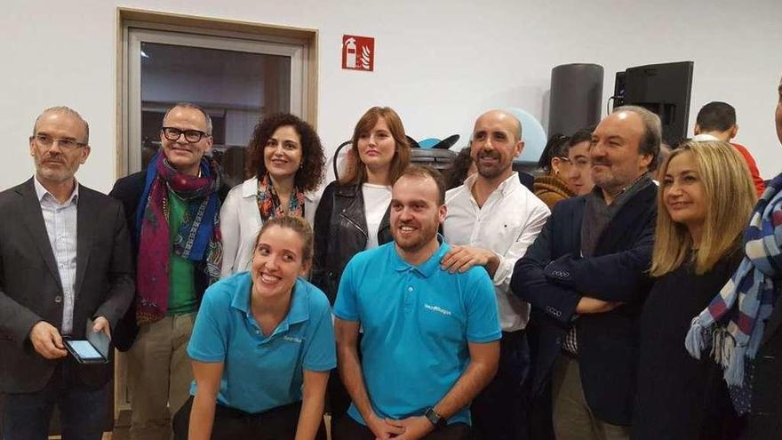 Trabajadores y autoridades asistenes ayer a la inauguración del centro. // Fdv