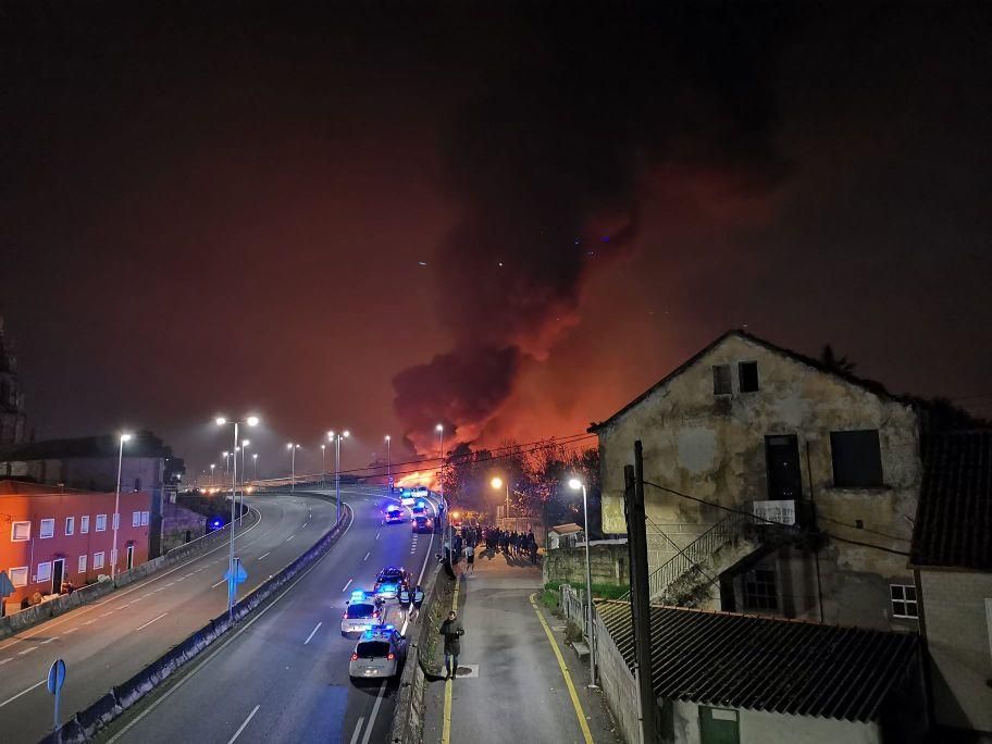 Las imágenes del incendio industrial en el astillero de Placeres. // S. Álvarez | FdV