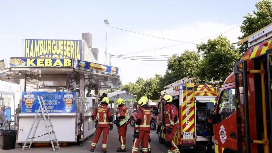 Los bomberos intervienen en un incendio en la calle del Infierno
