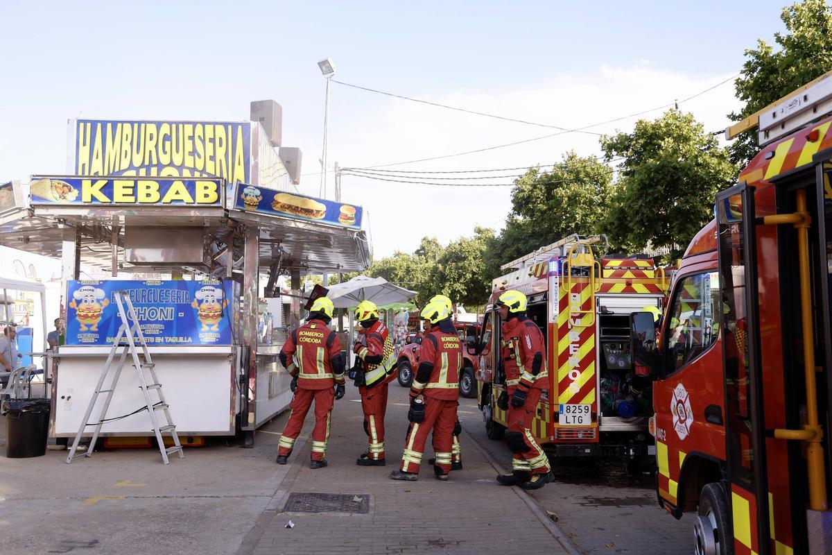 Los bomberos intervienen en un incendio en la calle del Infierno