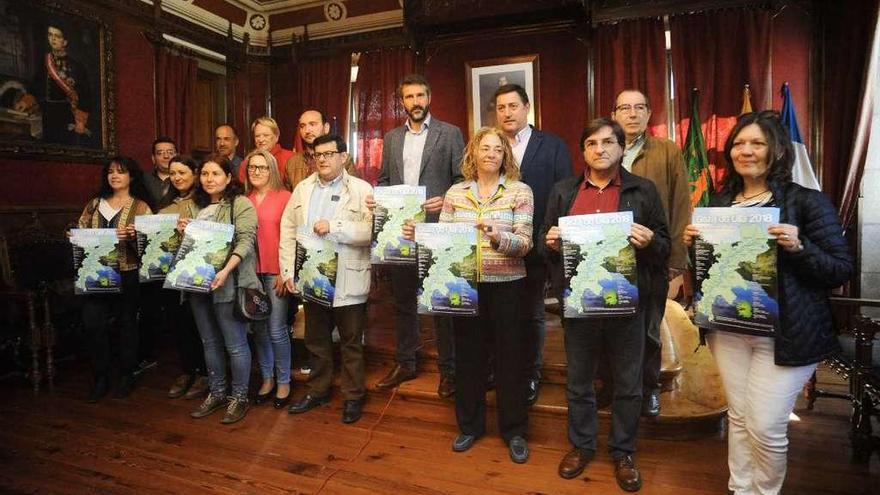 Los representantes de los 20 Concellos de la ruta Goza do Ulla en el Concello de Vilagarcía de Arousa. // Iñaki Abella