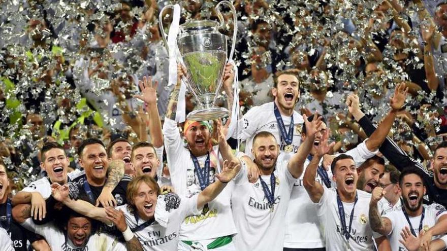 Sergio Ramos, en el centro, levanta la Champions junto a sus compañeros.