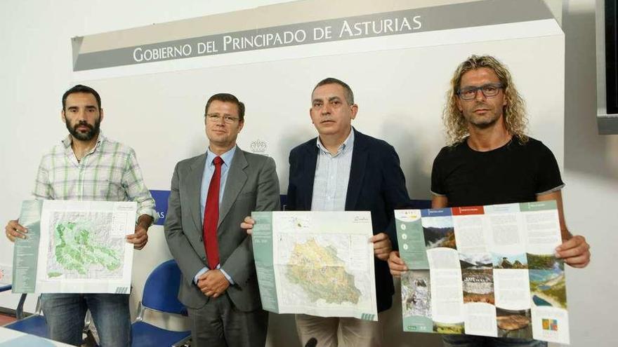 Por la izquierda, Luis Fernando Alonso -director del parque de Somiedo-, Javier Nievas -de la Fundación Caja Rural, que financia el proyecto-, Manuel Calvo y Pablo García -director de Muniellos-.