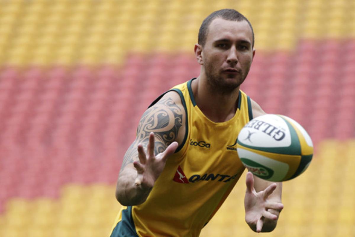 Quade Cooper, capità de l’equip australià de rugbi Wallabies, rep una pilota durant un partit del Torneig Tres Nacions a Brisbane (Austràlia).