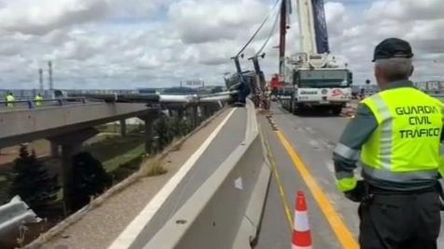 VÍDEO | Una grúa vuelca durante las obras en la A-66 y obliga a cortar el tráfico en Villagodio