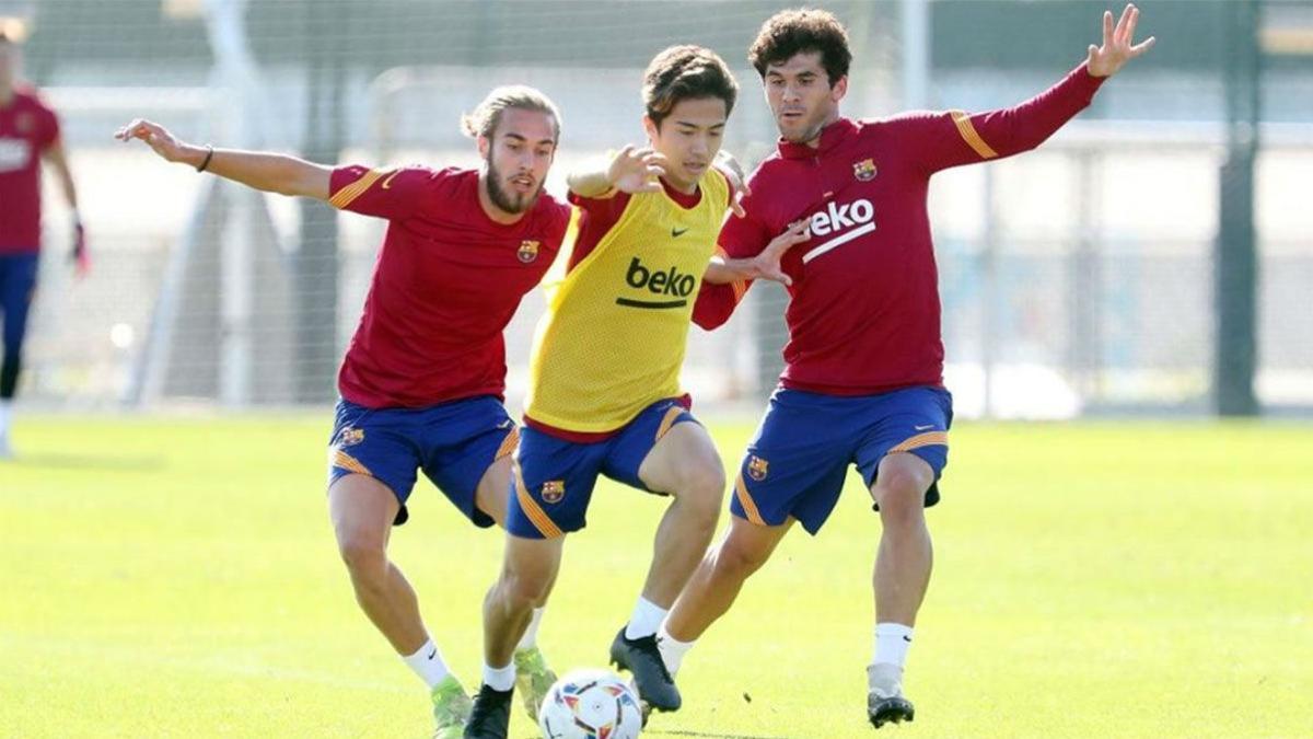 Entrenamiento conjunto del primer equipo del Barça con el B por la ausencia de los internacionales