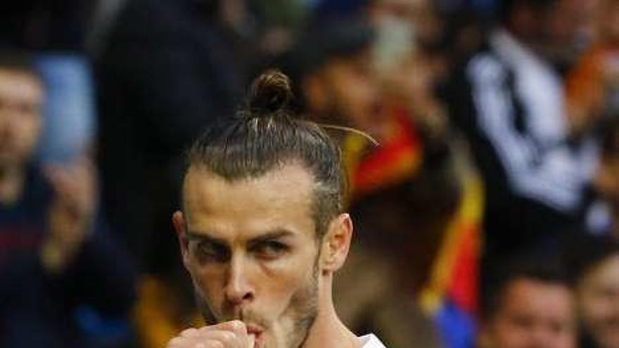 Bale, celebrando sus goles ayer en el Santiago Bernabeu.