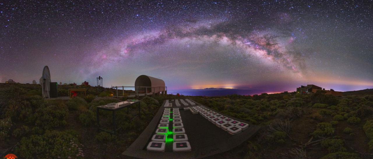 Imágen nocturna de fotómetros durante su fase de calibración en el Observatorio del Teide, antes de ser instalados en sus ubicaciones definitivas. Al fondo se ve Gran Canaria, la Isla con más contaminación lumínica. | | IAC