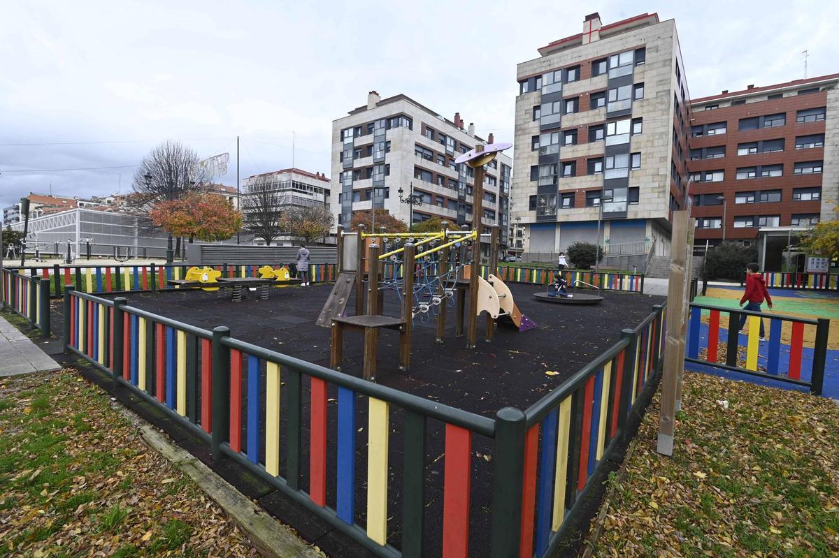 El parque infantil de la calle Pintor Colmeiro es un de los analizados en el estudio.