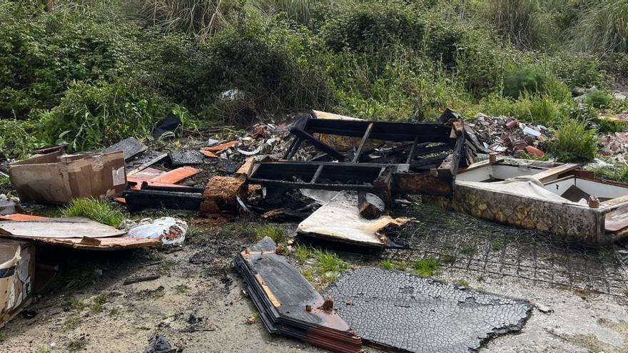 Los Bomberos sofocan un fuego en el aparcamiento de tierra de Mollavao