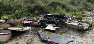 Los Bomberos sofocan un fuego en el aparcamiento de tierra de Mollavao