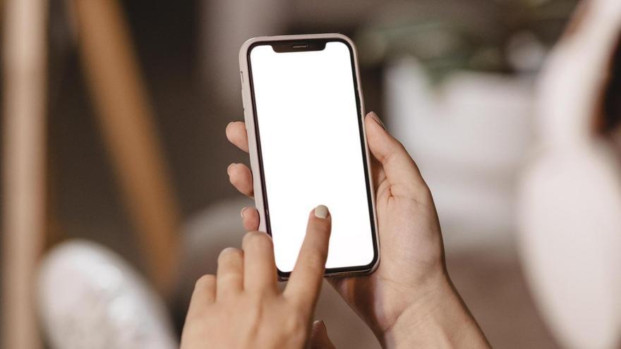Una persona amb un iPhone