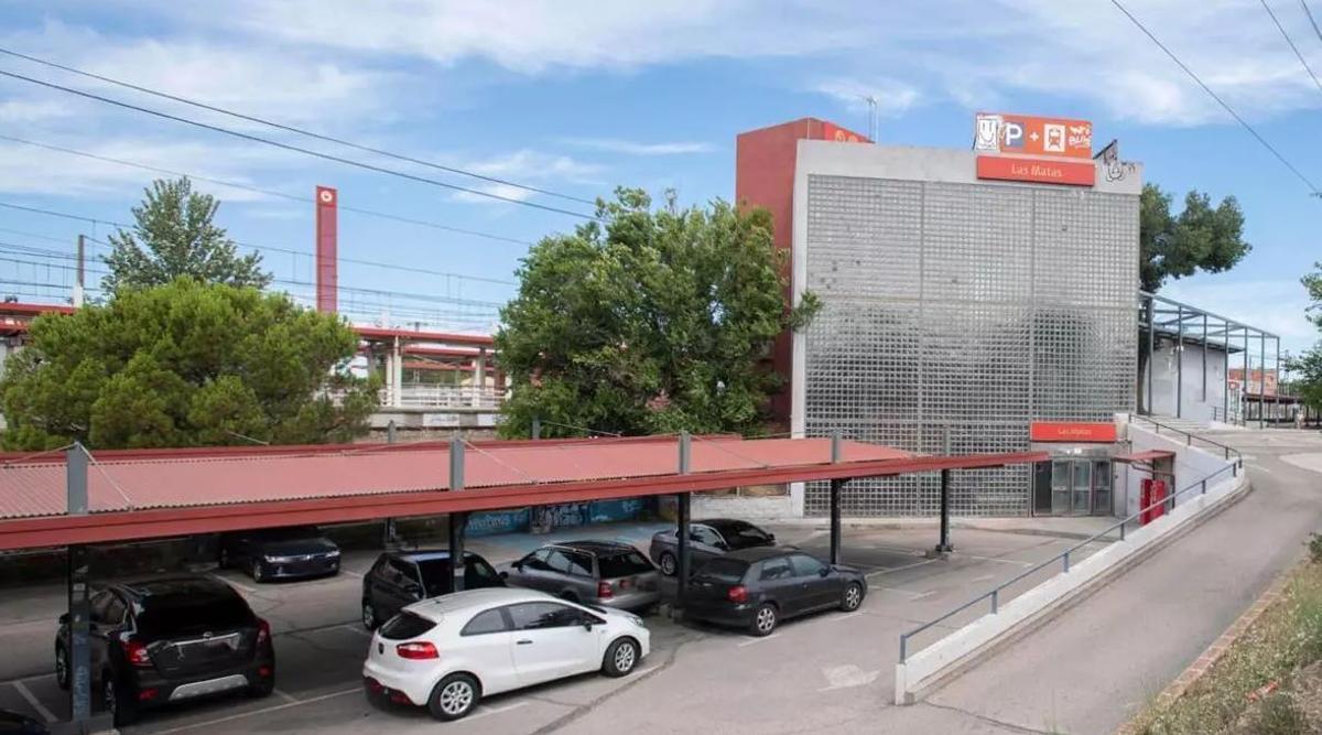 Aparcamiento en la estación de Cercanías de Las Matas, en Las Rozas.
