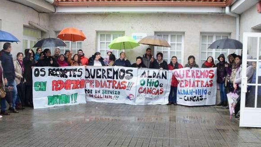 Protesta, en enero, por la falta de pediatra en Aldán. // Gonzalo Núñez