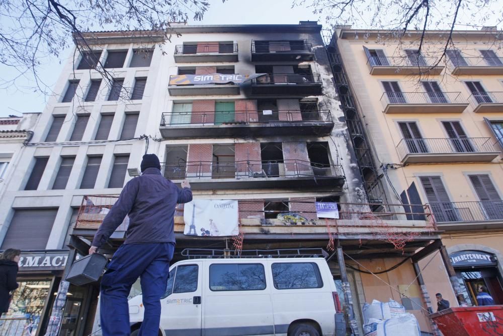 Estat en què ha quedat l'edifici incendiat del carrer del Carme de Girona