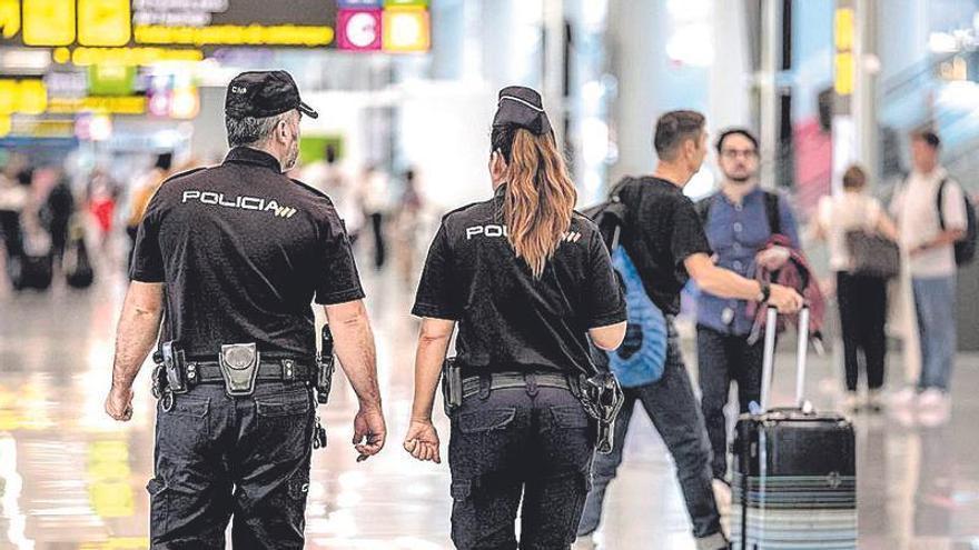 Policías de patrulla en el aeropuerto de Palma.