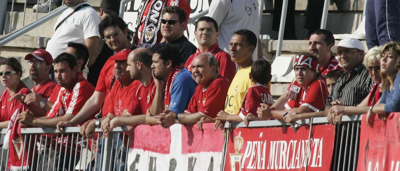 Aficionados del Castellón y el Real Murcia, juntos, en una imagen de archivo de un partido disputado en Castalia.