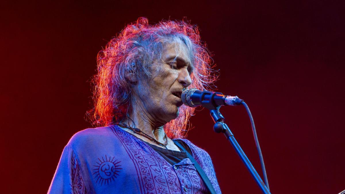 Robe Iniesta, durante un concierto de la gira de "Mayéutica"