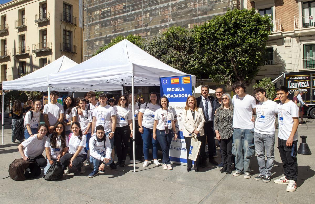 Alumnos celebran el Día de Europa en la plaza Manises