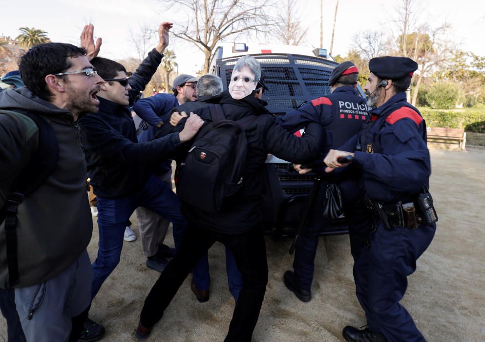 Independentistas se enfrentan a la policía que intenta cercar el Parlament.