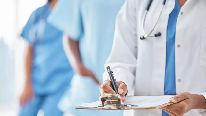 Sin médicos para el verano: Galicia propone médicos itinerantes para cubrir las vacaciones