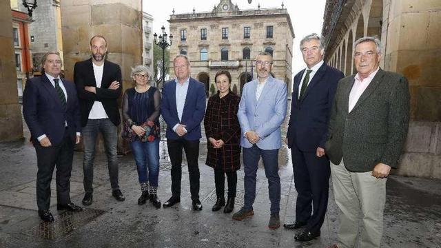 Los ocho candidatos a la Alcaldía, de izquierda a derecha: Alberto López-Asenjo, David Alonso, Ana González, Aurelio Martín, Yolanda Huergo, José Carlos Fernández Sarasola, Eladio de la Concha y Álvaro Muñiz.
