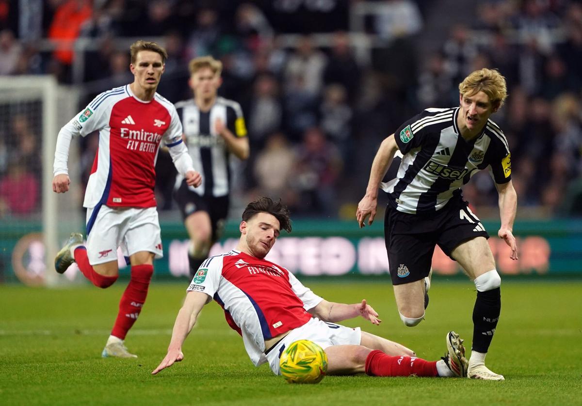 05 February 2025, United Kingdom, Newcastle Upon Tyne: Arsenal's Declan Rice and Newcastle United's Anthony Gordon (R) battle for the ball during the English Carabao Cup Semi-Final, second leg soccer match between Newcastle United and Arsenal at St. James' Park. Photo: Owen Humphreys/PA Wire/dpa 05/02/2025 ONLY FOR USE IN SPAIN. Owen Humphreys/PA Wire/dpa;Sports;soccer;football;sports;England Carabao Cup - Newcastle United vs Arsenal