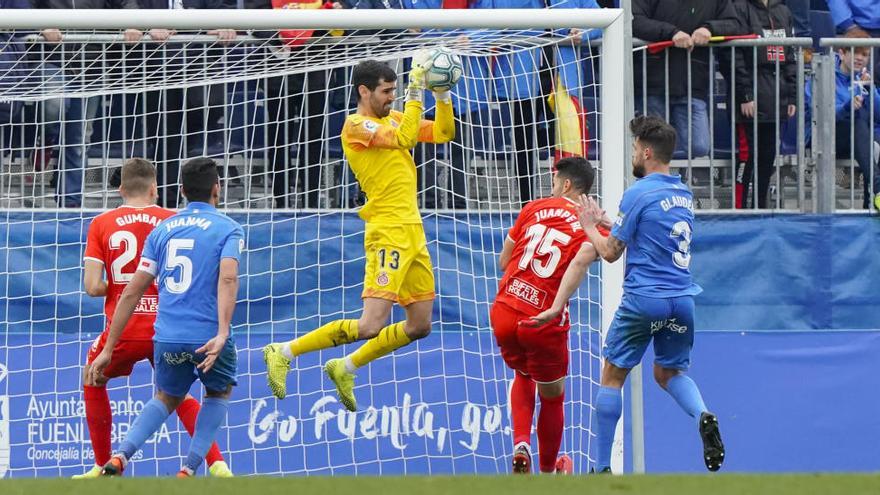 Riesgo atrapa la pilota durant el partit que el Girona va disputar al camp del Fuenlabrada