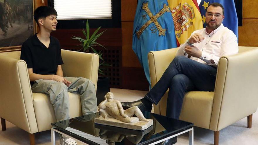 Gedeón Gabarre, con Adrián Barbón, ayer.