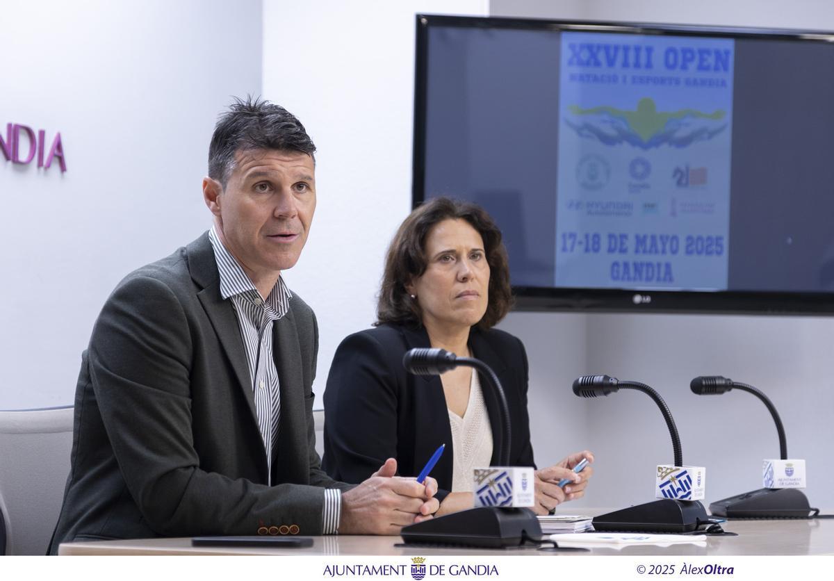 El concejal de Deportes y la presidenta del NiE Gandia, en la presentación del Open