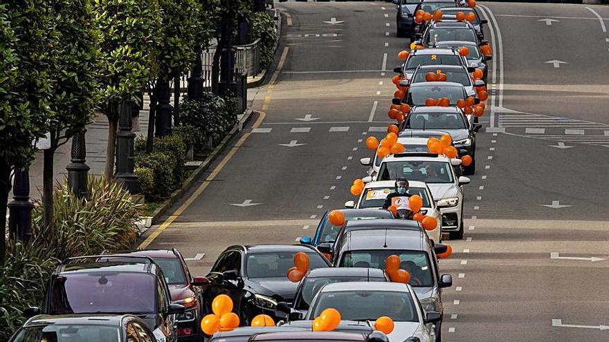 La caravana de vehículos, en las calles de Oviedo. | Efe