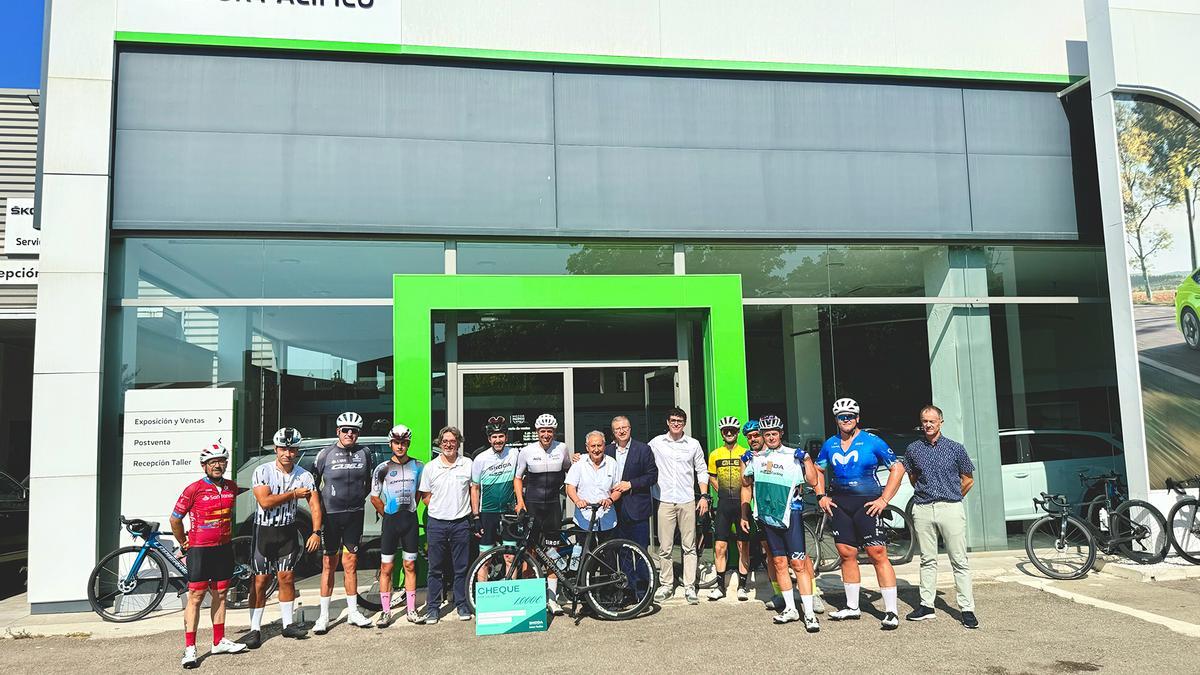 El equipo comercial de Škoda Motor Pacífico junto a José María López en la instalación de Xàtiva