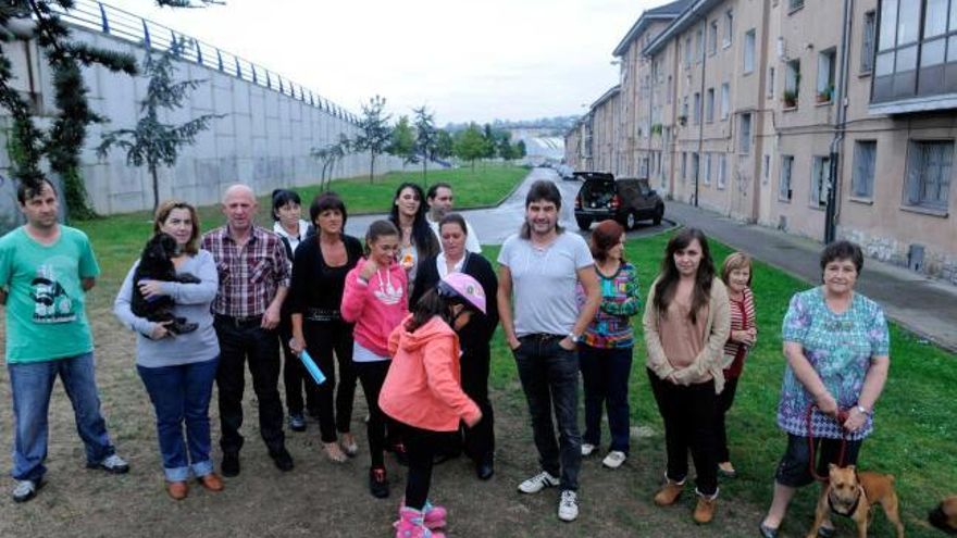 Los vecinos de las calles Río Navia y Río Nalón, junto a los de Río Pigüeña, afectados por la construcción del nuevo vial de la autopista que desembocará en la glorieta del Rubín. Abajo, el gráfico indica en rojo la trayectoria que seguirá la nueva carretera. | luisma murias