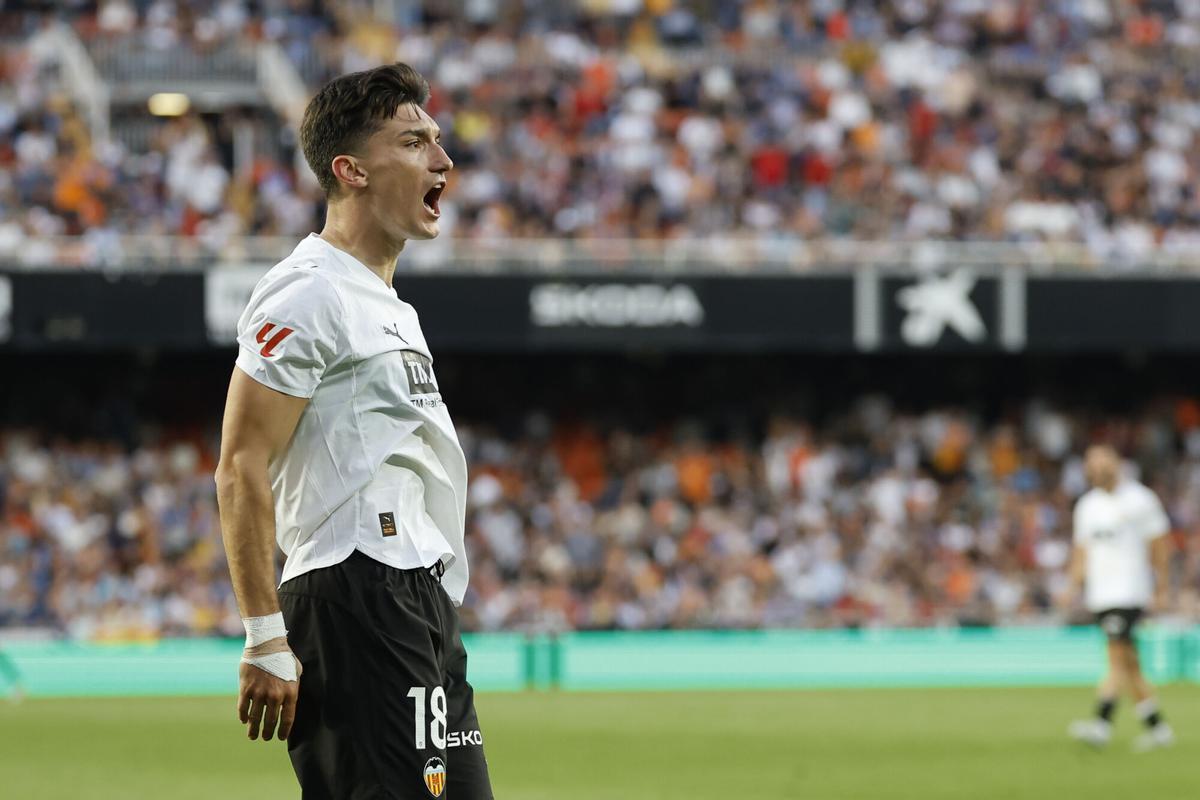 VALENCIA, 25/04/2026.- El centrocampista del Valencia Pepelu durante el partido de LaLiga entre Valencia CF y Girona FC celebrado este sábado en el estadio de Mestalla, en Valencia. EFE/ Ana Escobar