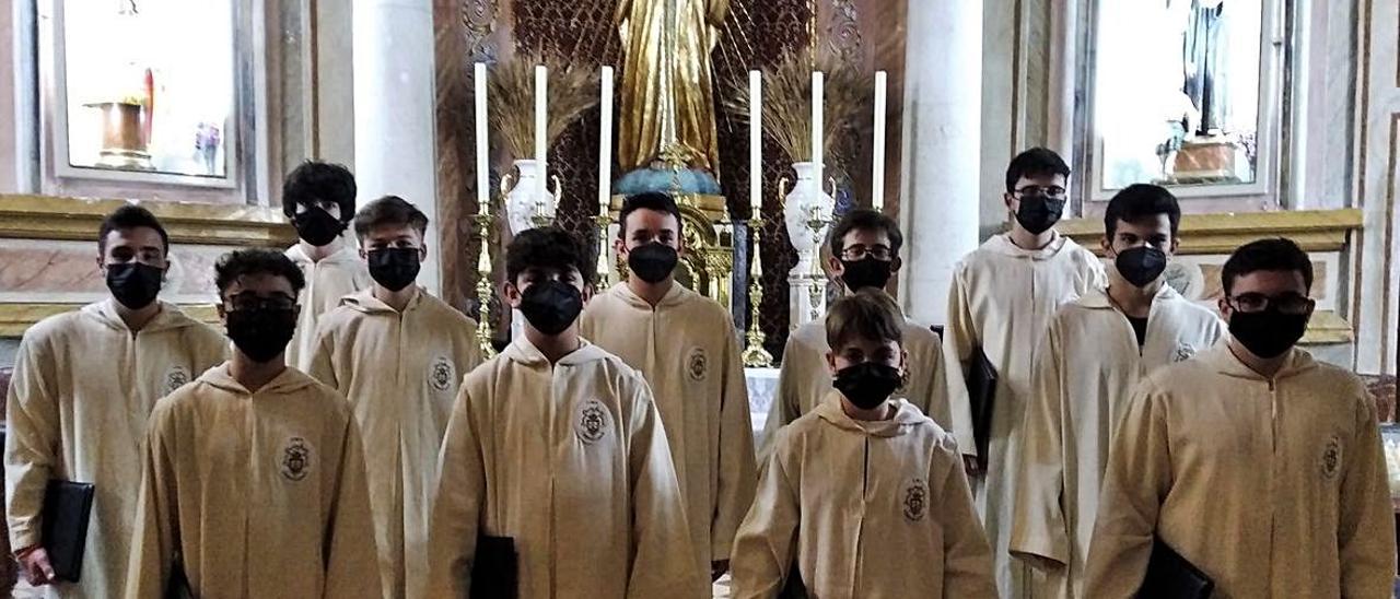 El coro Schola Carmelita del Colegio Nuestra Señora del Carmen está formado por doce jóvenes del centro y exalumnos, y ya han actuado en la iglesia de Belén.