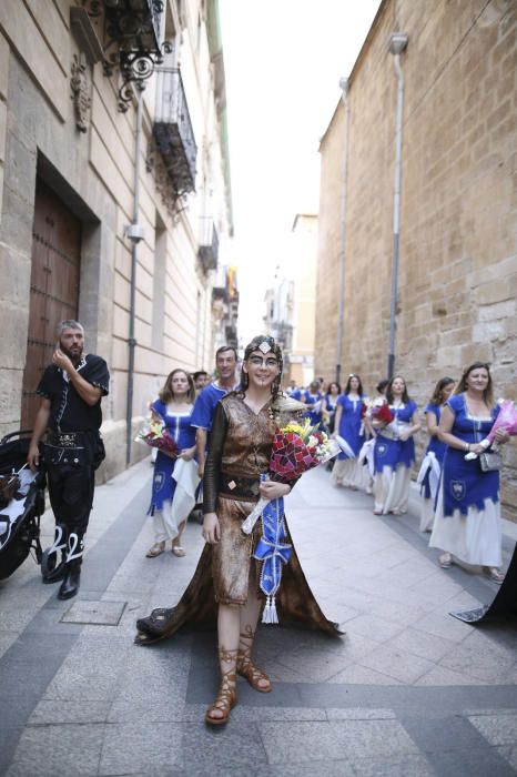 Desfile de abanderadas, ofrenda floral y procesión