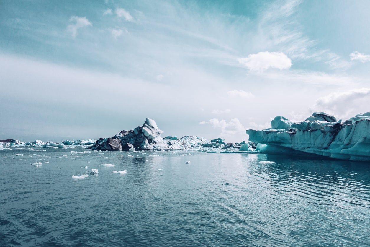 Icebergs flotantes, focas y una playa negra junto al Atlántico: es uno de los mayores espectáculos naturales de Europa
