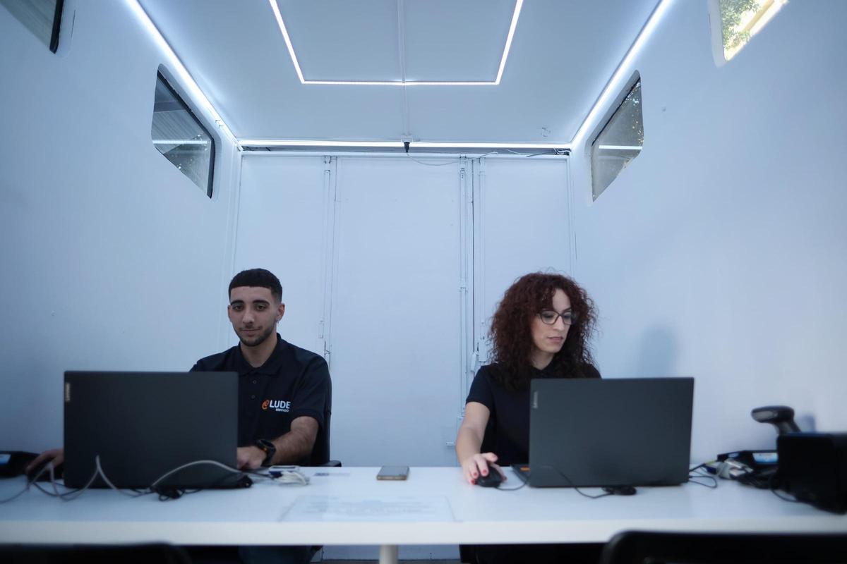 Interior de la nueva oficina móvil de Deportes.