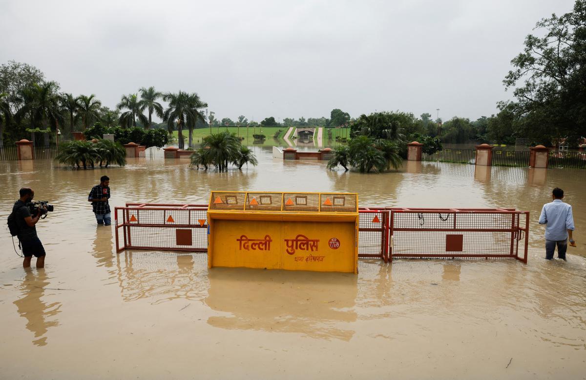 El río Yamuna se ha desbordado debido a las lluvias monzónicas en Nueva Delhi.