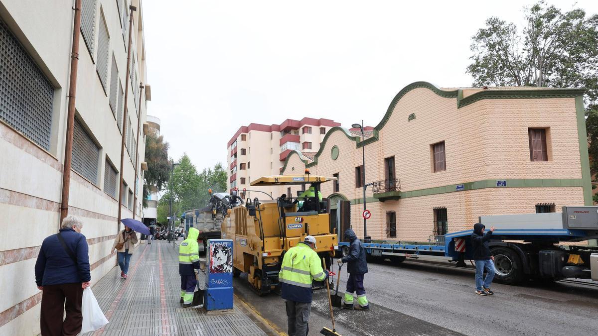 Obras de asfaltado en la Avenida Ignacio Wallis, cerca de Can Ventosa