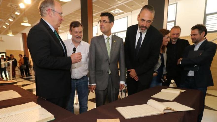 El rector de la UPV consultando algunos de los documentos que han sido digitalizados