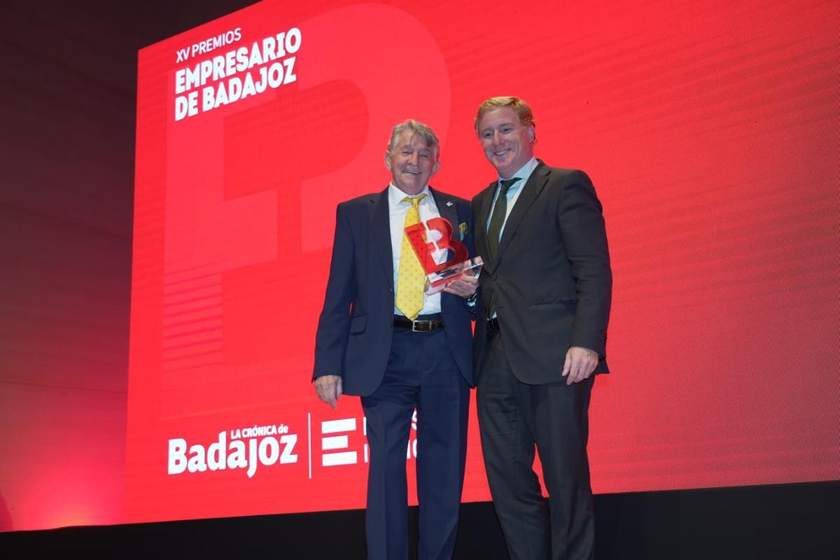 Manuel Carmona, Premio Trayectoria Empresarial, y el alcalde de Badajoz, Ignacio Gragera.