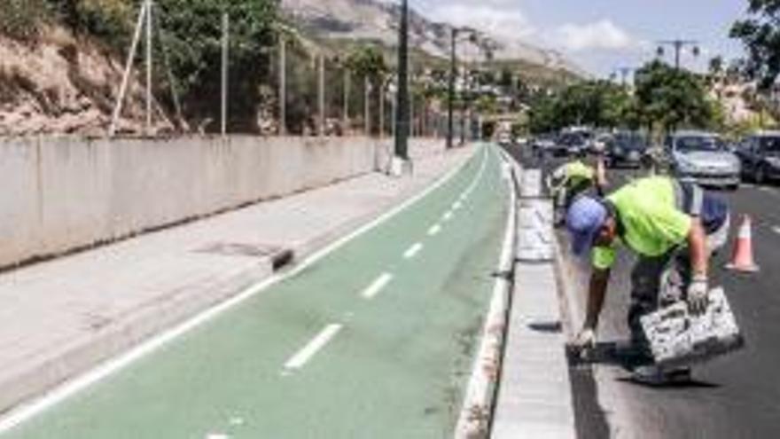 Treballs de conservació de l&#039;eix ciclopeatonal a Alcoi.