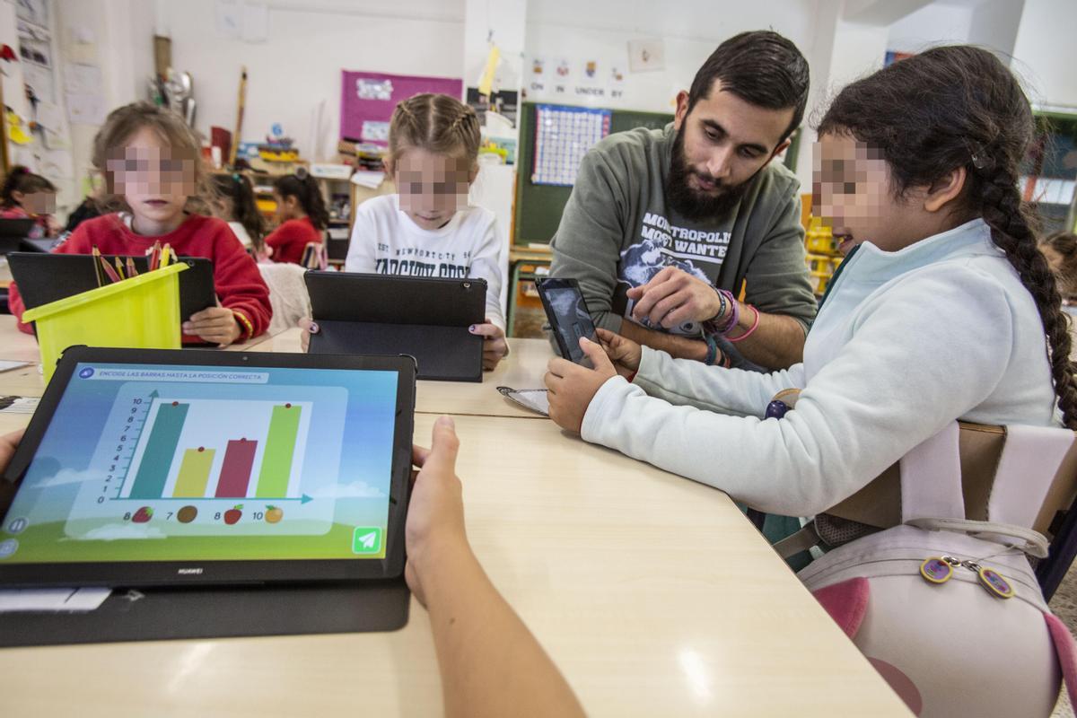 El profesor sigue de cerca el aprendizaje de cada uno de los alumnos